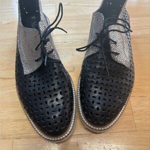 Women’s Medici  Black and Silver Perforated Lace-Up Shoes oxfords